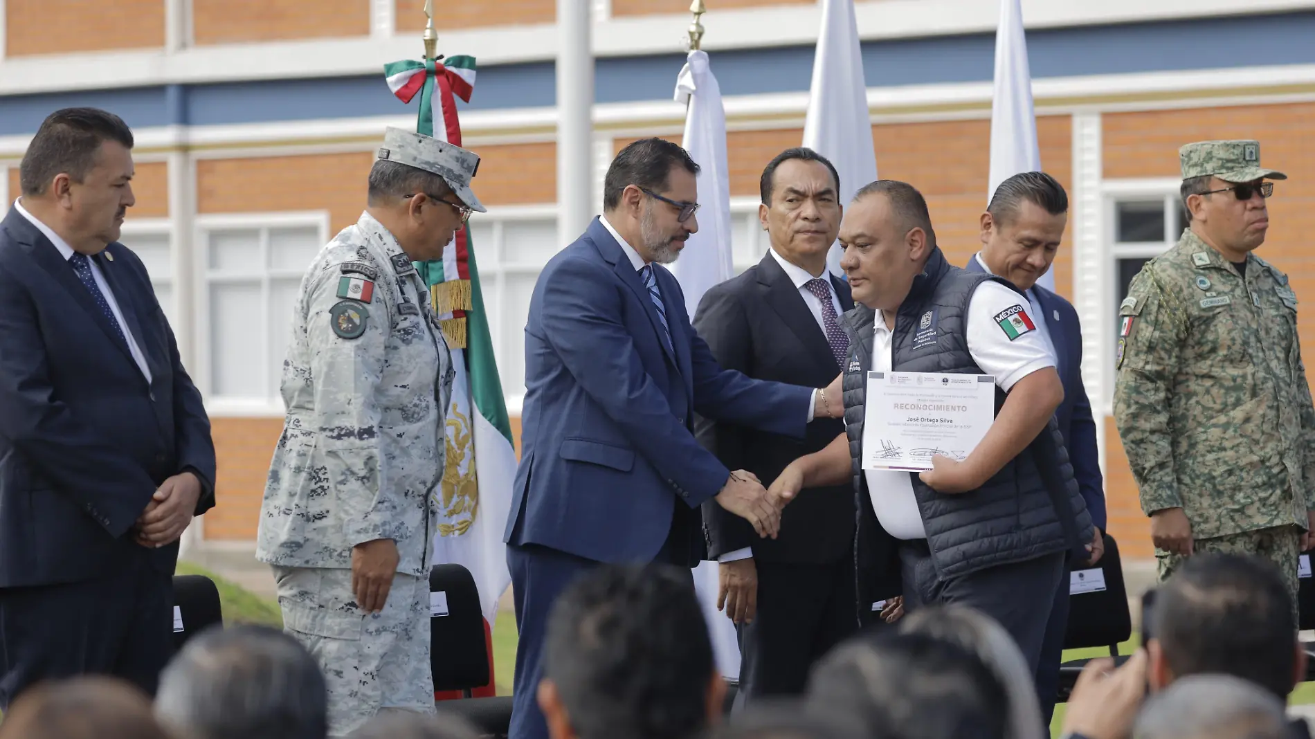 Entrega de reconocimiento a elementos de seguridad 1